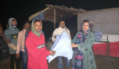 গভীর রাতে শীতার্তদের মানুষের পাশে ভূঞাপুরের ইউএনও