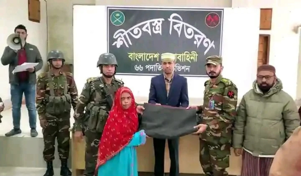 দিনাজপুরে সেনাবাহিনীর শীতবস্ত্র বিতরণ