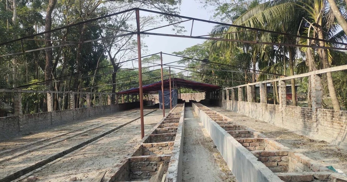 আদালতের আদেশ অমান্য করে ইমারত ও গরুর খামার নির্মাণ