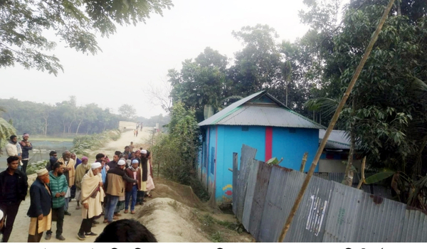 শুকাইজুরী নদীর পাড়ে  সরকারী জায়গায় বাড়ী নির্মাণ