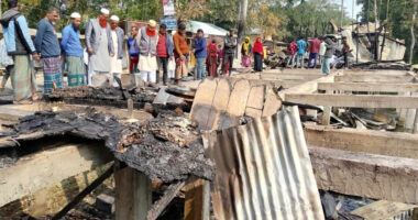 আমতলীতে মধ্যরাতে ১৬'টি দোকান পুড়ে ছাই