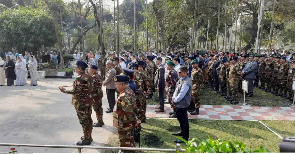 সামরিক কবরস্থানে স্বরাষ্ট্র উপদেষ্টাসহ তিন বাহিনী প্রধানের শ্রদ্ধা