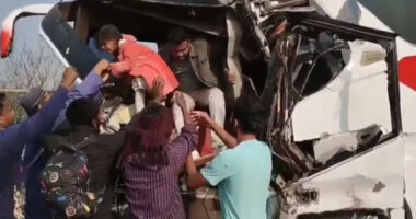 মাওয়া এক্সপ্রেসওয়েতে তিন গাড়ির সংঘর্ষ, আহত ১২