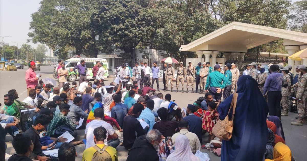 প্রধান উপদেষ্টার কার্যালয়ের সামনে জুলাই আন্দোলনে আহতদের অবস্থান