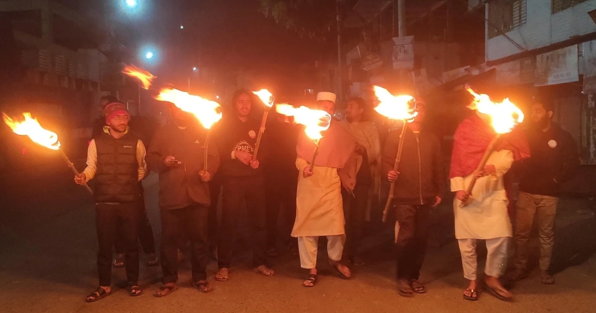 আওয়ামী পন্থী শিক্ষককে প্রো-ভিসি বানানোর চেষ্টার প্রতিবাদে শিক্ষার্থীদের মশাল-মিছিল