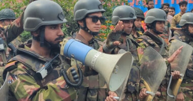 সেনাবাহিনীর ৭ মিনিটের আল্টিমেটাম, অবরোধ প্রত্যাহার ১ মিনিটেই