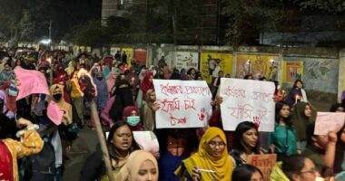 মধ্যরাতে ঢাবি শিক্ষার্থীদের বিক্ষোভ