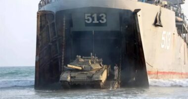 কঠোর প্রস্তুতিতে ইরান: একের পর এক অস্ত্র প্রকাশ্যে