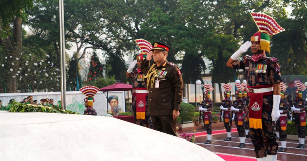 পিলখানায় ‘সীমান্ত গৌরবে’ বিজিবি মহাপরিচালকের শ্রদ্ধা