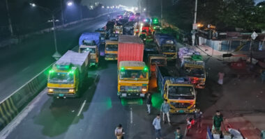 ধর্ষণ ও নারী নির্যাতনের প্রতিবাদে জাবি শিক্ষার্থীদের মধ্যরাতের মহাসড়ক অবরোধ