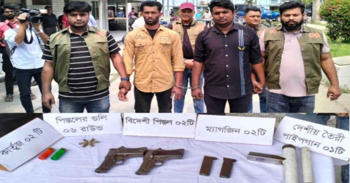 কুমিল্লা’য় ডিবির অভিযানে বিপুল অস্ত্রসহ ডাকাত আটক