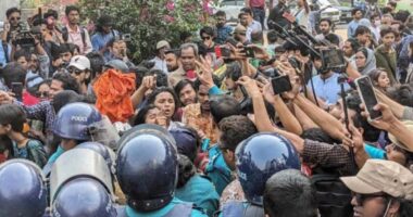 ইন্টারকন্টিনেন্টাল মোড়ে পুলিশের সঙ্গে ধর্ষণবিরোধী বিক্ষোভকারীদের সংঘর্ষ