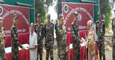 দীঘিনালা সেনা জোনের উদ্যোগে ক্ষতিগ্রস্তও অসহায়দের সহায়তা প্রদান