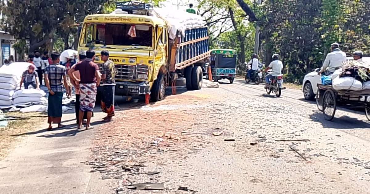 বেলপুকুরিয়া থানার সামনে বাস ট্রাকের মুখোমুখি সংঘর্ষ