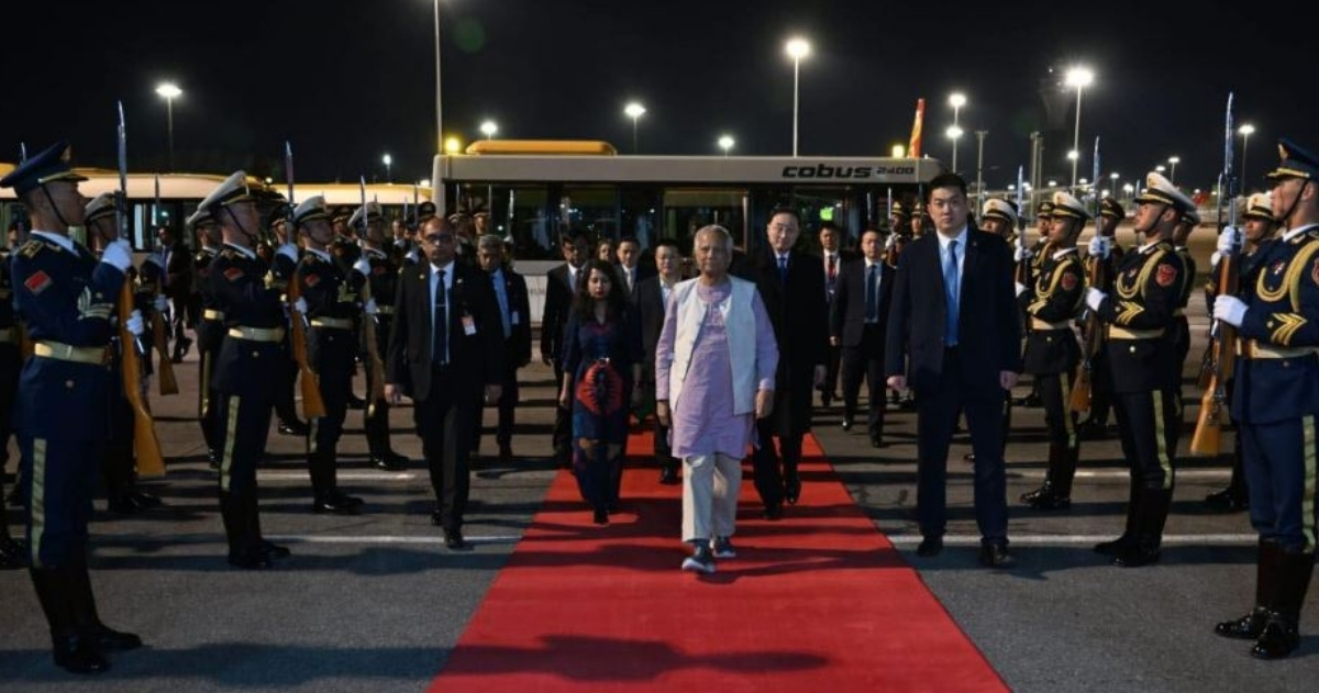 বেইজিং পৌঁছালেন প্রধান উপদেষ্টা, পেলেন রাজকীয় সংবর্ধনা