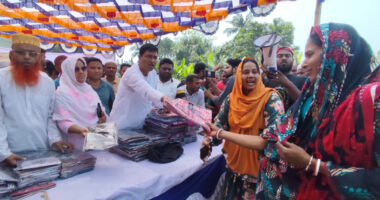 সিংগাইরে সাবেক যুবদল নেতা ইকবাল হোসেন শামিমের ঈদ উপহার বিতরণ