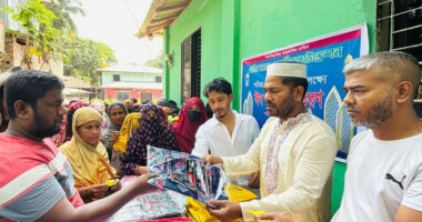 লালমোহনে এইচ আর এন্ড বীর ফাউন্ডেশনের পক্ষ থেকে ঈদ উপহার বিতরণ