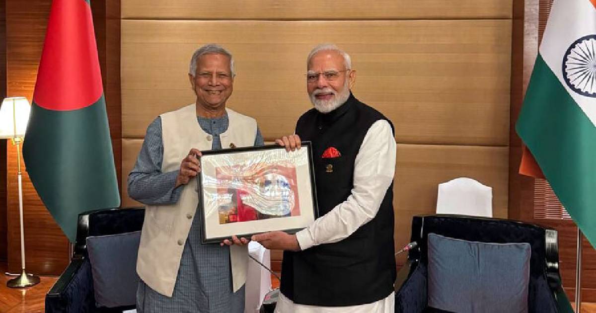 নরেন্দ্র মোদীকে বিশেষ আলোকচিত্র উপহার দিলেন প্রধান উপদেষ্টা