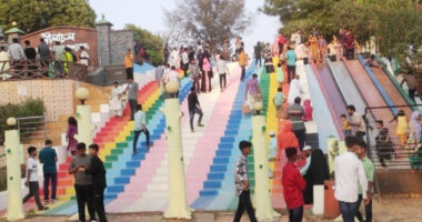 ঈদের দীর্ঘ ছুটিতে পর্যটকদের পদচারণায় মুখরিত পাহাড় কন্যা বান্দরবান