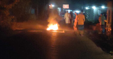 রায়পুরায় ওয়ার্ড বিএনপি সভাপতিকে লক্ষ করে গুলি, প্রতিবাদে সড়কে আগুন, যান চলাচল ব্যহত