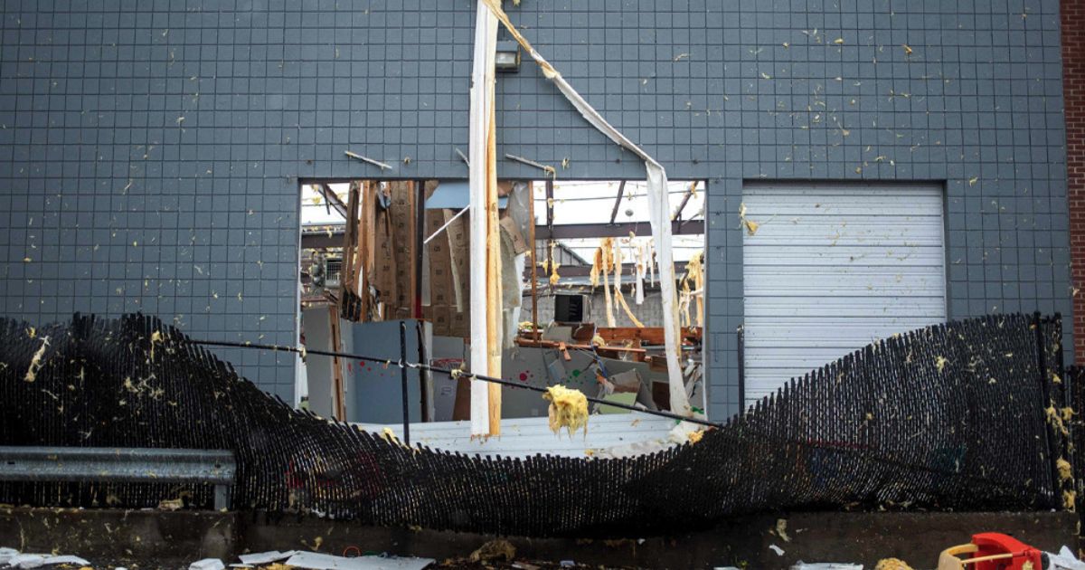 যুক্তরাষ্ট্রে ঝড়ে নি-হত ১৬, ভয়াবহ বন্যার শঙ্কা