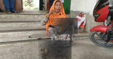 মৃত মুরগি নিয়ে থানায় অভিযোগ, রশিদা বেগমের আর্ত আবেদন