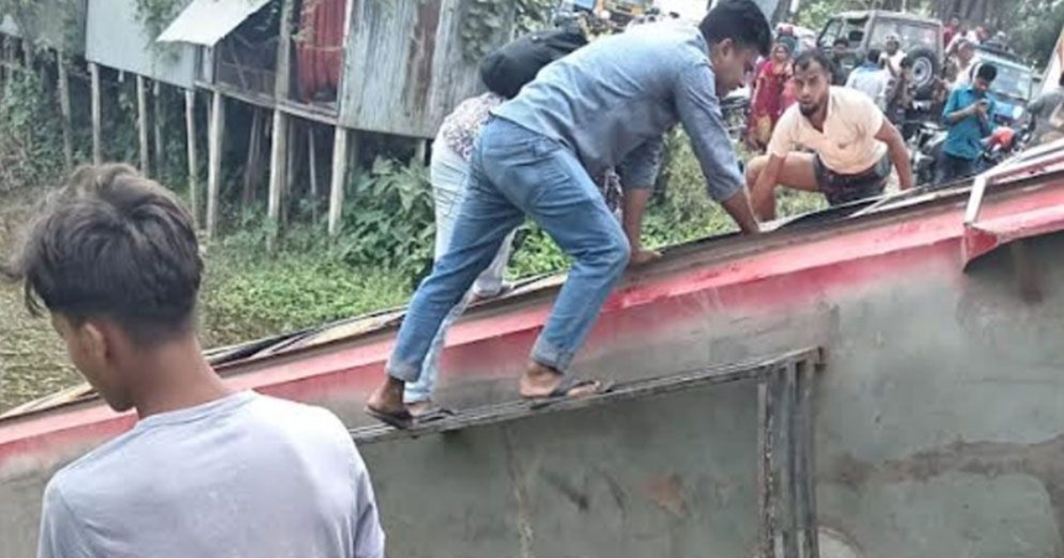 ফরিদপুরে সড়ক দুর্ঘটনায় নিহত ৫ , আহত ৩৫