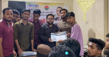 ভোলায় তারেক রহমানের পক্ষে শিক্ষার্থীদের মাঝে শিক্ষা উপকরণ বিতরণ : নেতৃত্বে ভোলা কলেজ ছাত্রদল