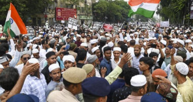 ভারতে ওয়াকফ আইনের বিরোধিতায় উত্তাল কলকাতা