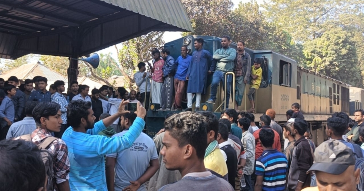 বুড়িমারী এক্সপ্রেসের দাবিতে ৪ দিন ধরে রেল অবরোধ, যাত্রীদের দুর্ভোগ চরমে