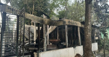 শেখ হাসিনার ফ্যাসিস্ট মুখাকৃতি বানানো চিত্রশিল্পীর বাড়িতে আওয়ামী দুর্বৃত্তদের আগুন