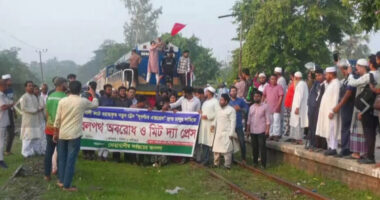 নোয়াখালীতে ‘সুবর্ণচর এক্সপ্রেস’ চালুর দাবিতে রেলপথ অবরোধ