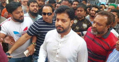 ইশরাক হোসেনকে মেয়র পদে দায়িত্ব বুঝিয়ে দিতে নগর ভবনে ঢাকাবাসী