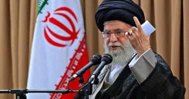 মুসলিম বিশ্বকে গাজাবাসীর পাশে দাঁড়ানোর আহ্বান খামেনির