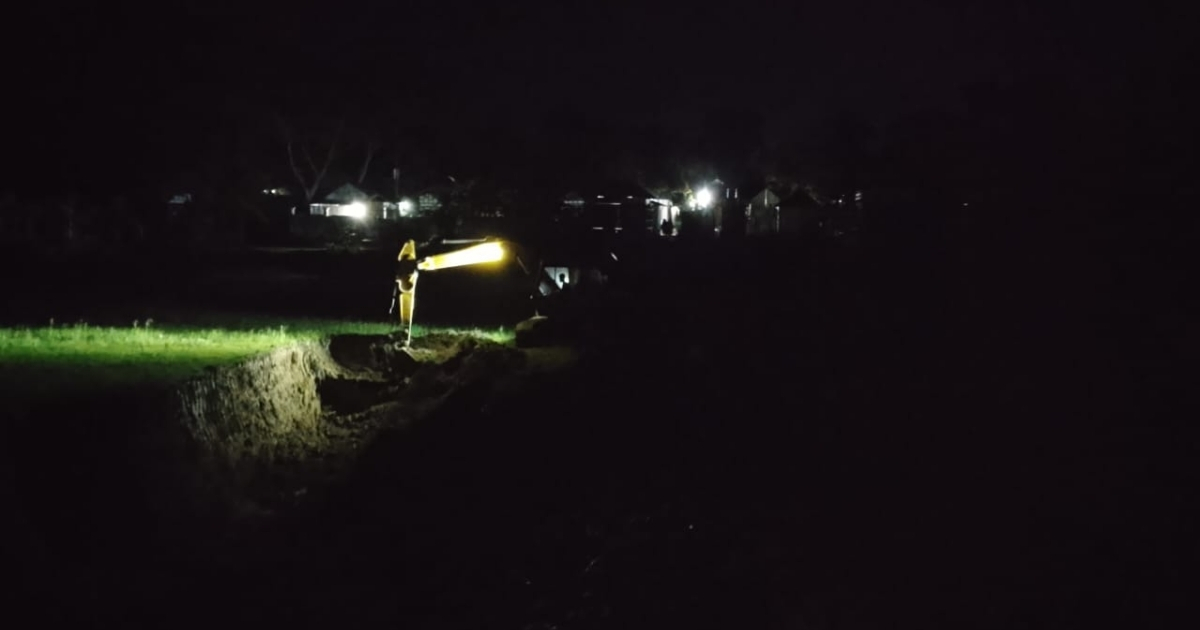 মুন্সিগঞ্জে অবৈধভাবে ফসলি জমির মাটি কাটায় ভেকু মেশিন বিনষ্ট