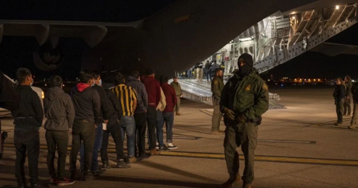 যুক্তরাষ্ট্র থেকে ১০৮০ ভারতীয়কে ফেরত পাঠিয়েছেন ট্রাম্প