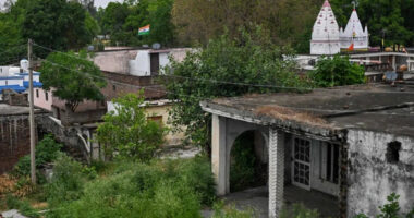 গ্রাম ছেড়ে দলে দলে পালাচ্ছেন ভারতীয়রা