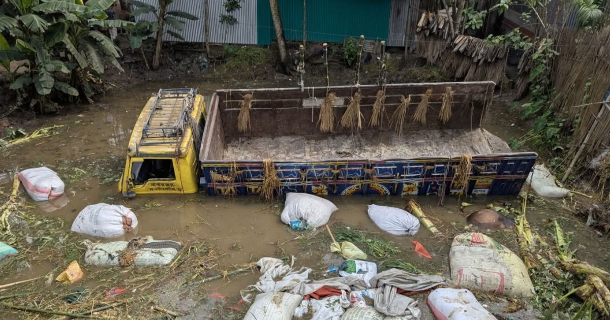 রাজবাড়ীর কালুখালীতে গরুবাহী ট্রাক নিয়ন্ত্রণ হারিয়ে খাদে; দুই ব্যবসায়ী নিহত