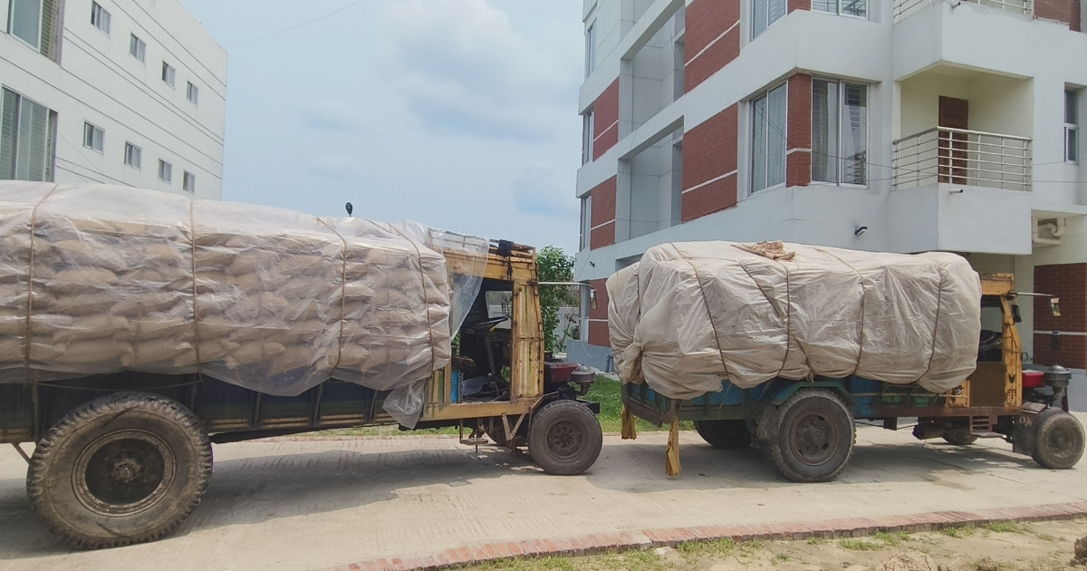 নাটোরের সিংড়ায় সরকারি চাল জব্দ করেছে সেনাবাহিনী