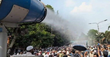 বিক্ষোভকারীদের ওপর ‘ঠান্ডা পানি স্প্রে’ করছে সিটি করপোরেশন