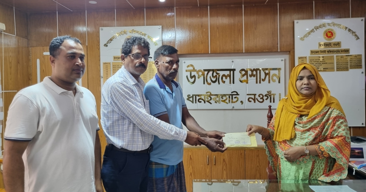 ধামইরহাটে দরিদ্র মেধাবী শিক্ষার্থীর পাশে দাঁড়াল উপজেলা প্রসাশন