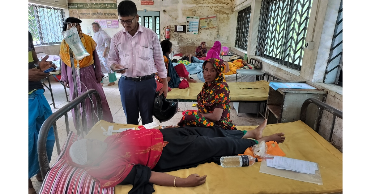 পারিবারিক দ্বন্ধে চাচীকে ধারালো অস্ত্র দিয়ে কুপিয়ে জখম