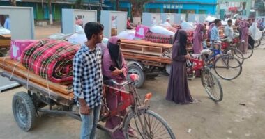 রংপুরে যৌতুক বিহীন বিয়ে করায় ২০ নবদম্পতি কে উপহার দিয়েছে জামায়াত