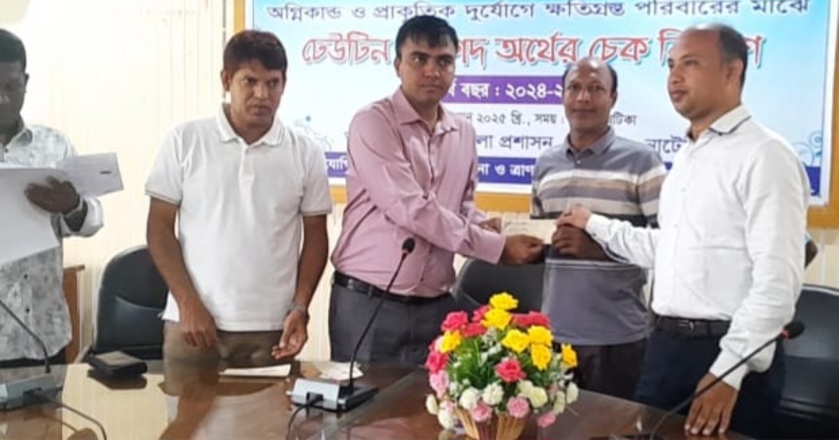 নলডাঙ্গায় অগ্নিকান্ডে ও প্রাকৃতিক দুর্যোগে ক্ষতিগ্রস্ত পরিবারের মাঝে ঢেউটিন ও চেক বিতরণ