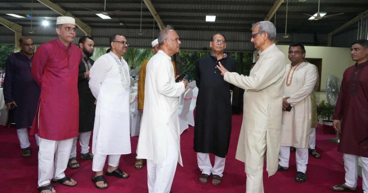 আইনশৃঙ্খলা বাহিনীর সদস্যদের সঙ্গে স্বরাষ্ট্র উপদেষ্টার ঈদ শুভেচ্ছা বিনিময়