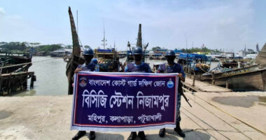 পটুয়াখালীর মহিপুরে ৩ টি অবৈধ ট্রলিং বোট জব্দ করেছে কোস্ট গার্ড