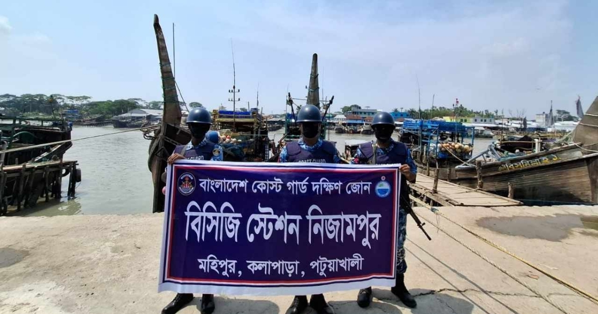 পটুয়াখালীর মহিপুরে ৩ টি অবৈধ ট্রলিং বোট জব্দ করেছে কোস্ট গার্ড