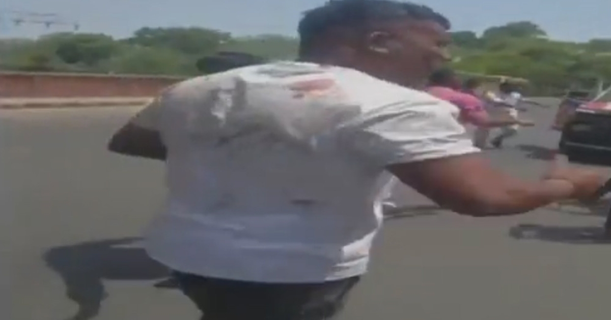 ভারতে বিমান দুর্ঘটনায় কেউ বেঁচে নেই বলে মনে হলেও, ঘণ্টাখানেকের মধ্যেই জীবিত আরোহীর ভিডিও প্রকাশ