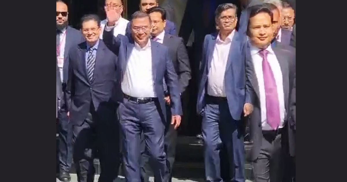 প্রধান উপদেষ্টার সঙ্গে বৈঠক শেষে হাসিমুখে বের হলেন তারেক রহমান