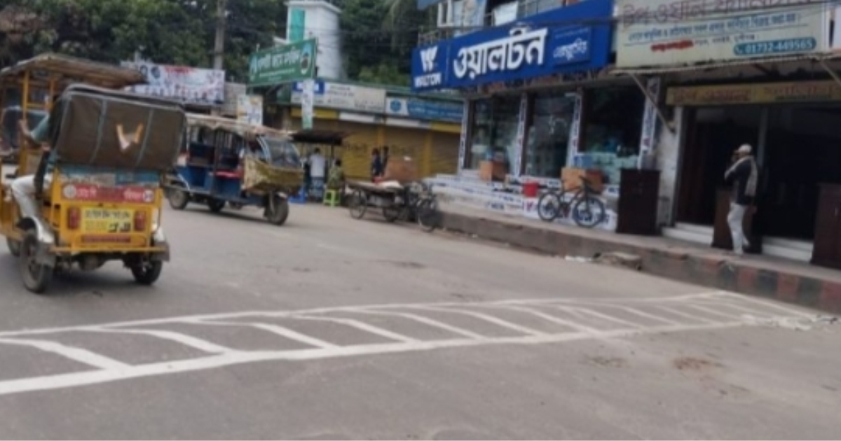 দণ্ডপ্রাপ্ত ৪ আসামি প্রবেশনে মুক্তি পেয়ে রং করে দিলো শহরের প্রধান সড়কের ১১ স্পিডব্রেকার